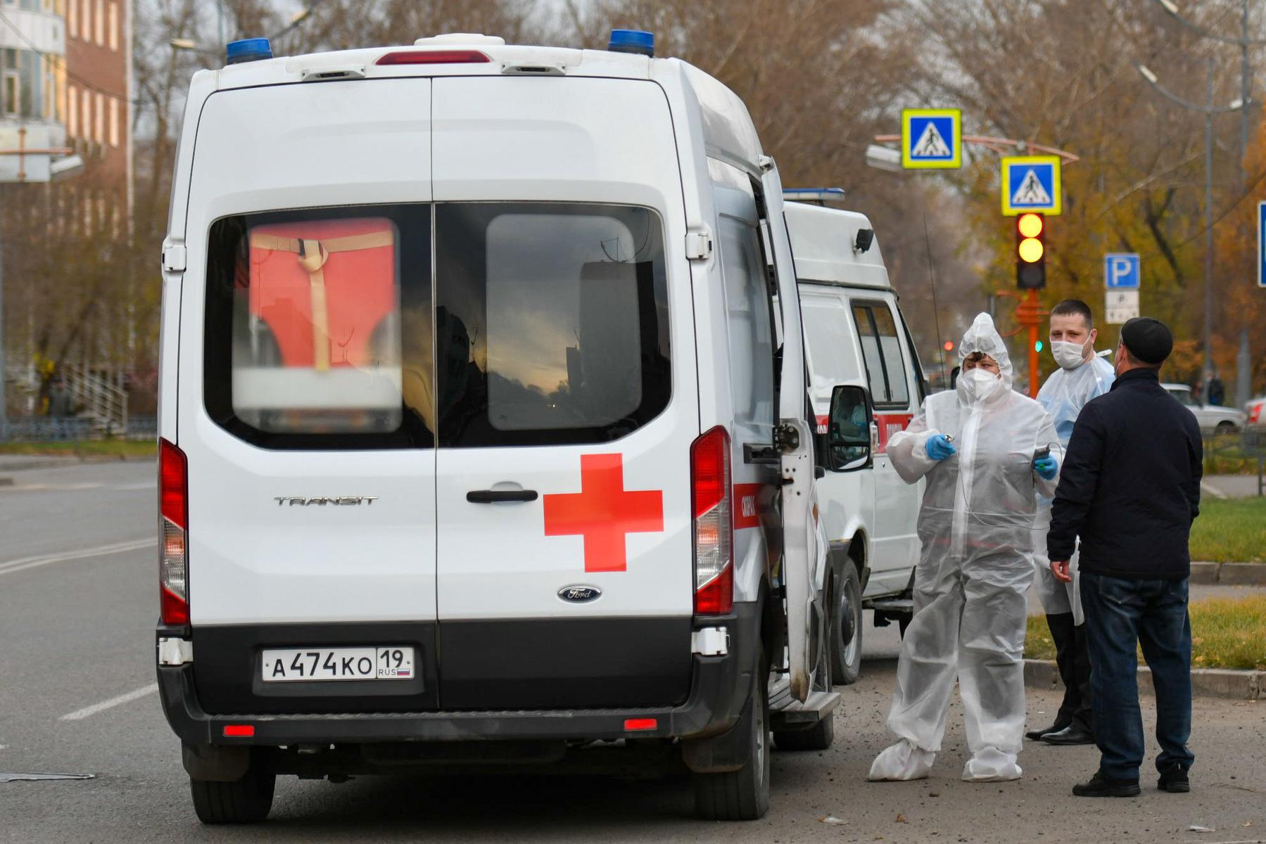 Сотрудники скорой помощи возле автомобиля на территории Центральной городской поликлиники Абакана, Хакасия. Фото: Александр Колбасов / ТАСС
