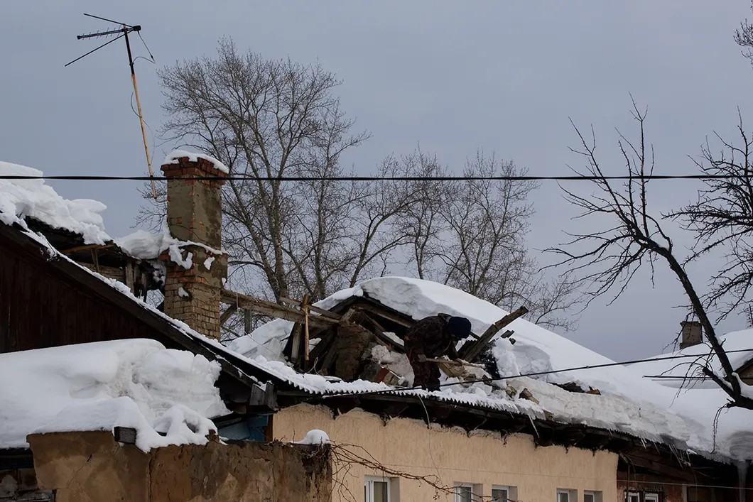 Под тяжестью снега провалилась крыша барака в поселке Елшанка. Фото: Матвей Фляжников, специально для «Новой газеты»