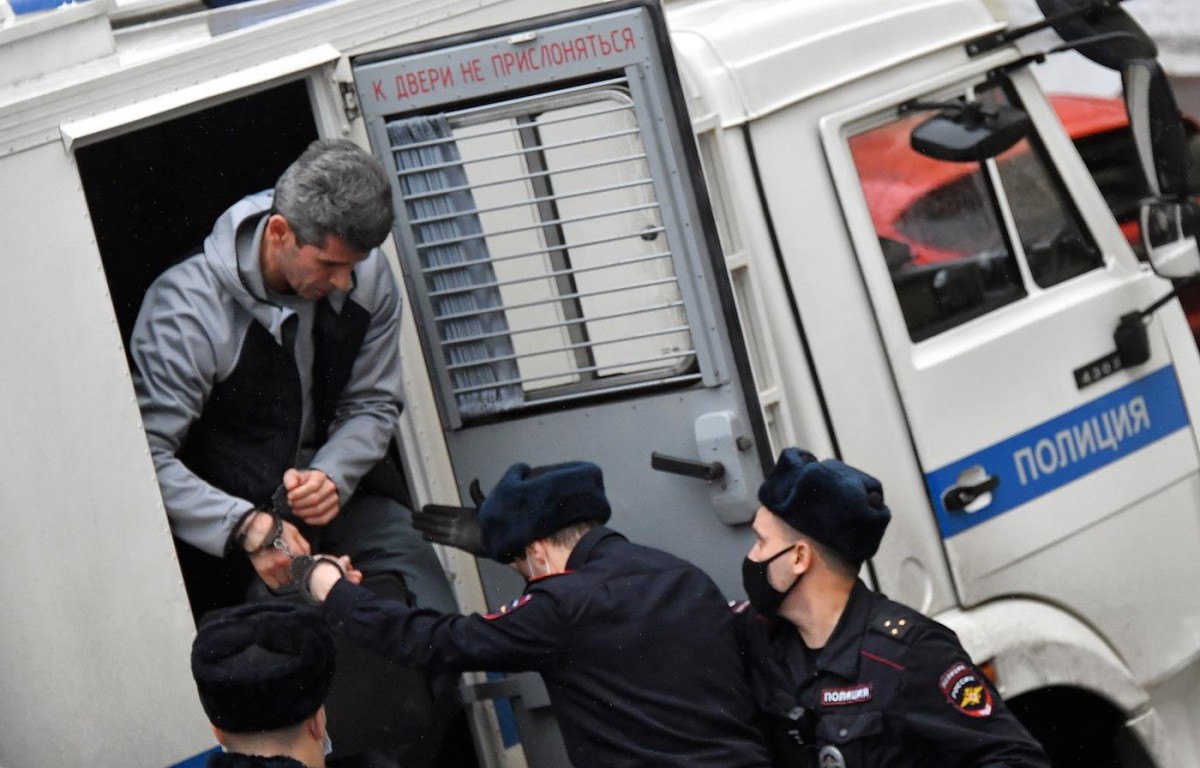 Зиявудина Магомедова доставляют в суд. Фото: Иван Водопьянов / Коммерсантъ
