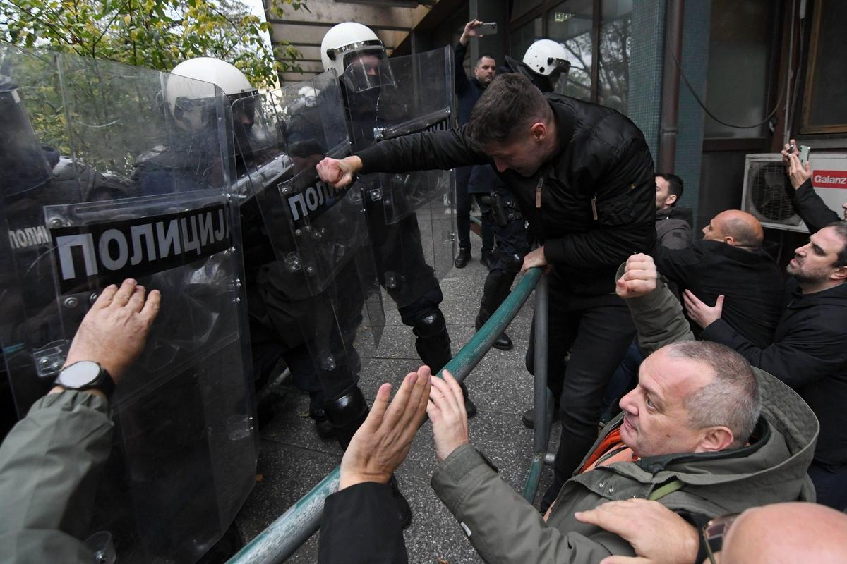 Столкновения протестующих с полицией в Нови-Саде. Фото: AP / TASS