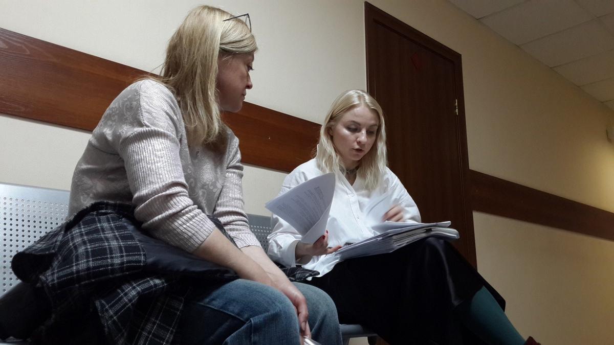 Анна Уварова и Мария Терехова в коридорах Советского суда. Фото: Алексей Тарасов / «Новая газета»