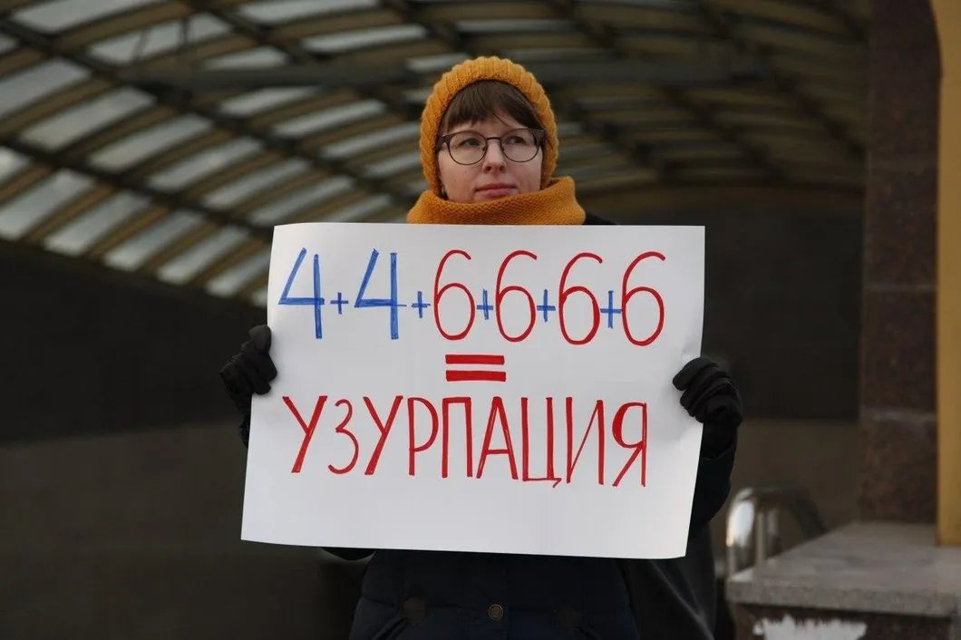 Участница акции в Омске. Фото: Лика Кедринская