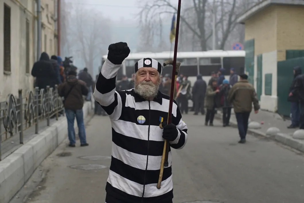 Сторонники Михаила Саакашвили встали лагерем у изолятора СБУ, где содержится политик. Фото: Evgeniy Maloletka / ТАСС / AP