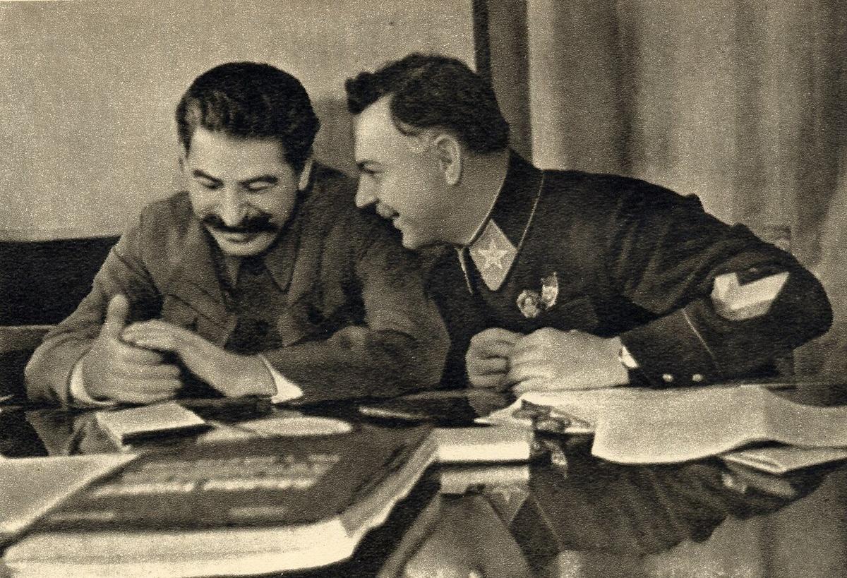 Иосиф Сталин и Климент Ворошилов в 1935 году. Фото: Википедия