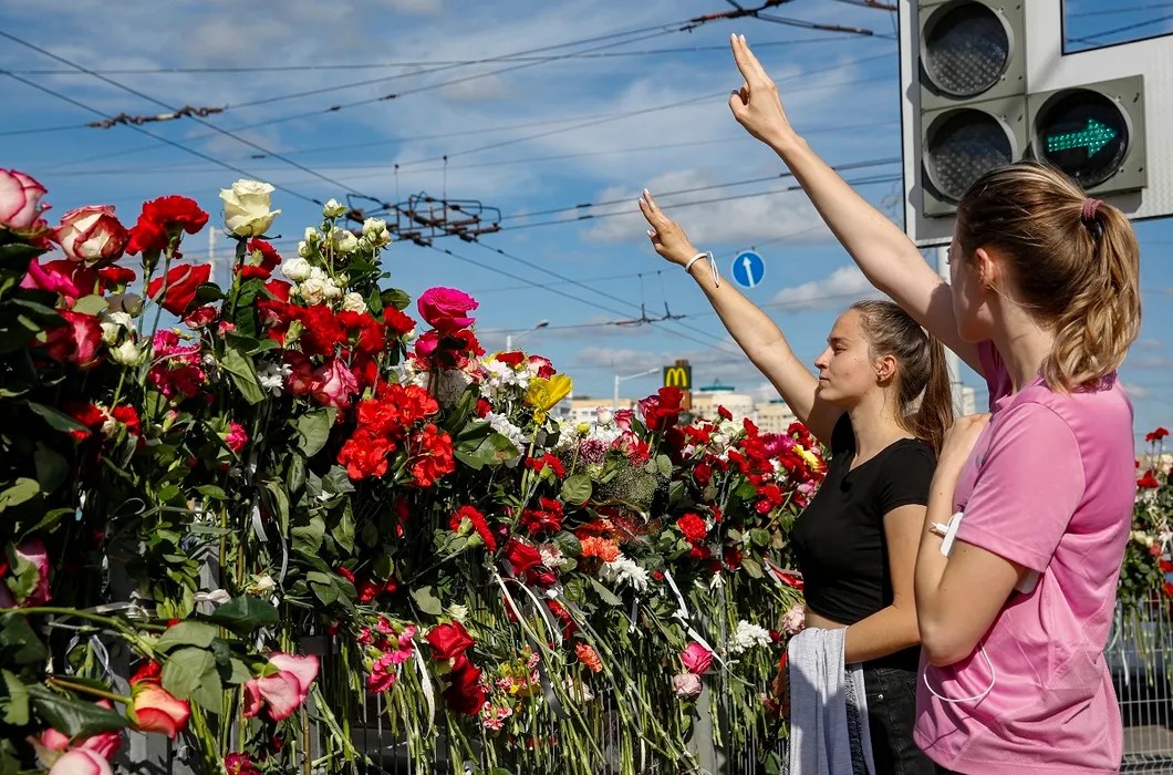 Цветы на месте гибели демонстранта в центре Минска. Утро после ночи уличных боев. Фото: EPA