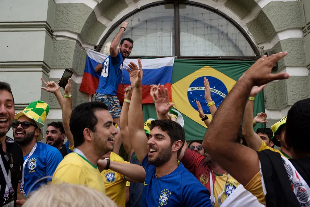 Болельщики из Бразилии. Сначала вывесили свой флаг, затем - флаг России. Фото: Виктория Одиссонова / «Новая газета»
