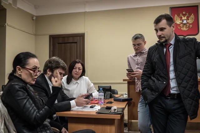 Защитники Михаила Беньяша во время перерыва в судебном заседании. Фото: Алина Десятниченко, специально для «Новой»