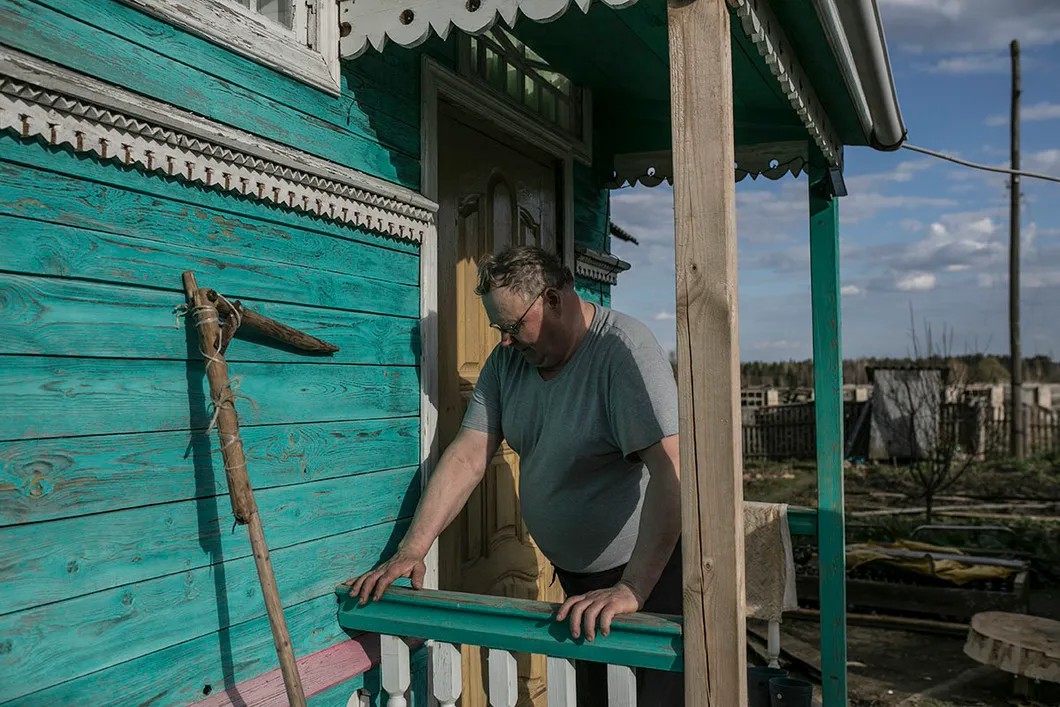 Активный житель Скулябихи Валентин Тихомиров на пороге своего дома. Фото: Влад Докшин / «Новая газета»