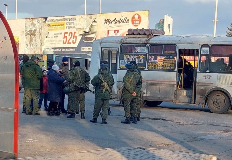 Фото, опубликованное в паблике «Типичный Донецк». На нем, как утверждается, «забирают в военкомат» парней у гипермаркета Moloko