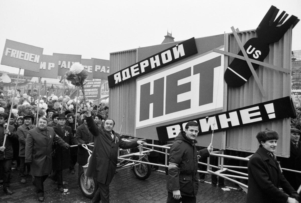 Празднование 7 Ноября в Москве, 1984 год. Фото: Василий Егоров, Валентин Соболев / ТАСС