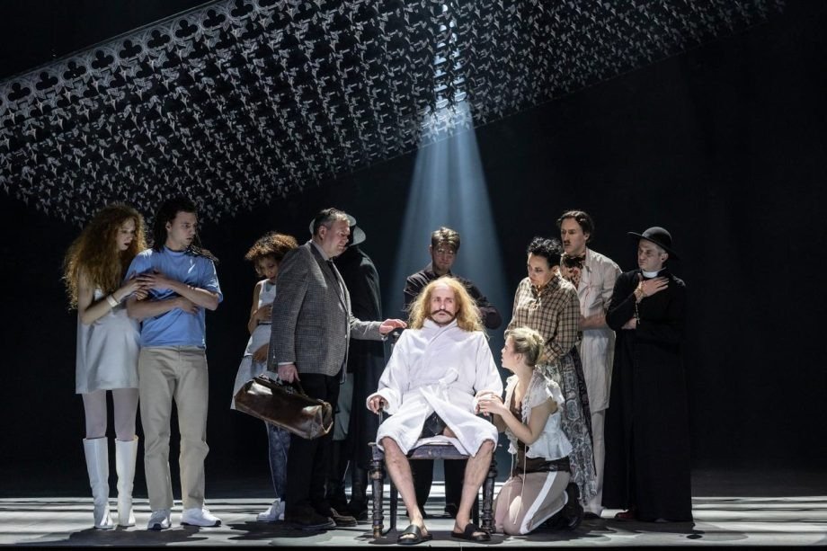 Сцена из спектакля. Фото: Janis Deinats / oteatre.info