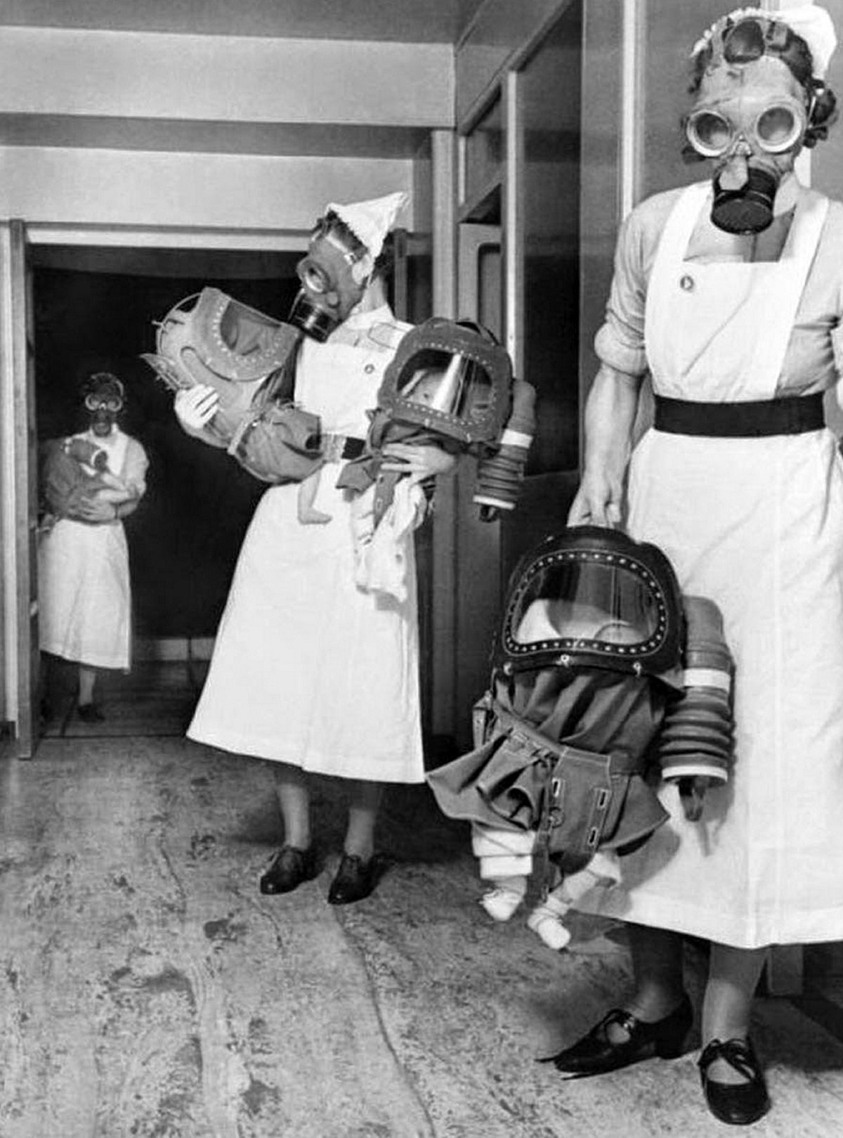 Медсестры примеряют противогазы младенцам в английской больнице. 1940 год. Фото: Universal History Archive / Universal Images Group / GettyImages