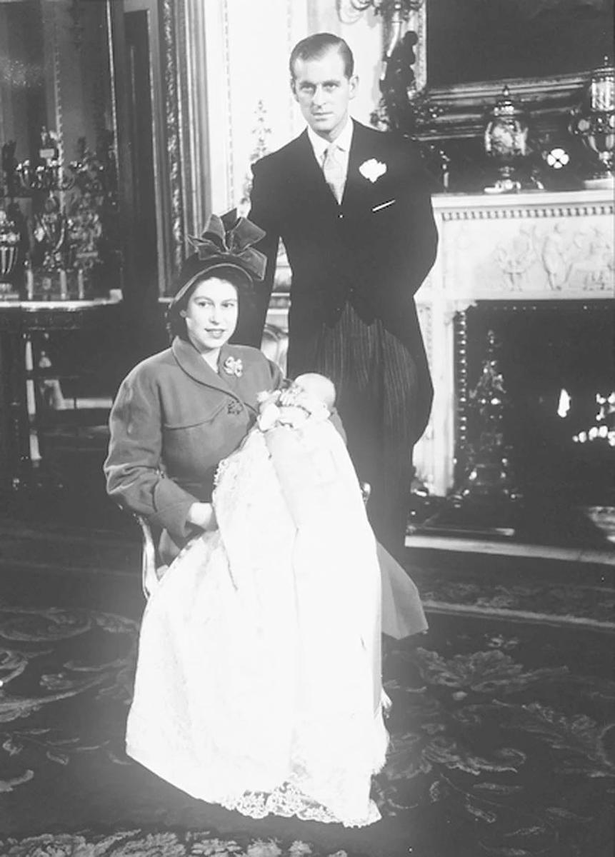 Королева Елизавета и принц Филипп с маленьким принцем Чарльзом. 1948 год. Фото: Alpr / AdMedia via ZUMA Press Wire