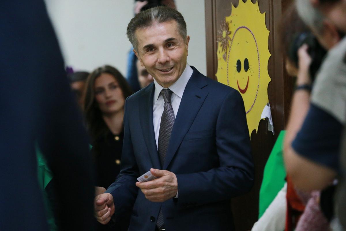 Основатель партии «Грузинская мечта» Бидзина Иванишвили во время голосования на выборах в местные органы. Фото: AP / TASS