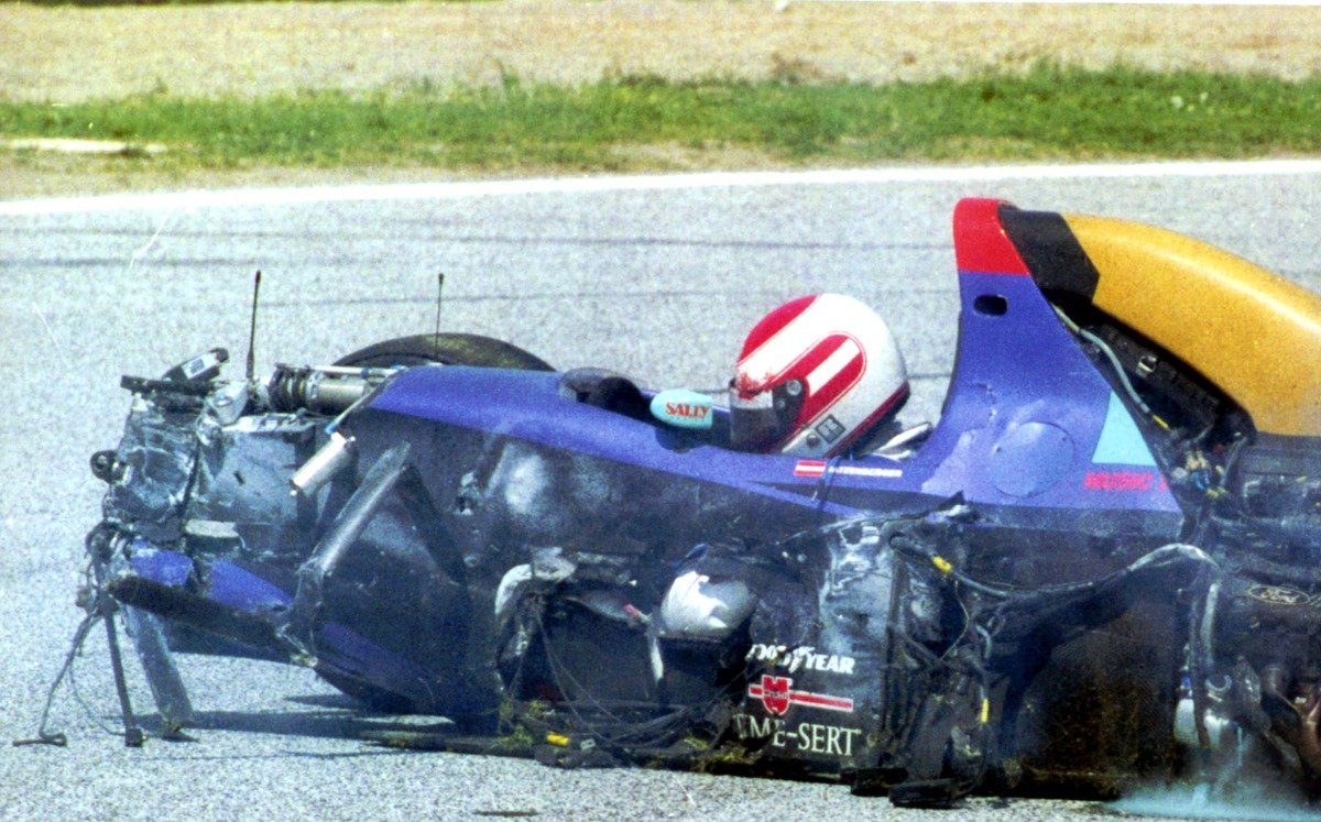 30 апреля 1994 года. Роланд Ратценбергер без сознания в своем Simtek Ford. Фото: AP / TASS