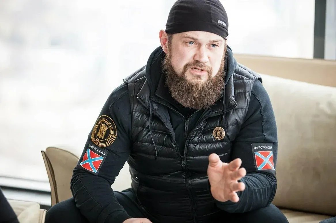 Алексея Марущенко (позывной «Доктор») на старом фото, еще с атрибутикой созданного им ЧВК «Мар». Выдавал себя за офицера ГРУ
