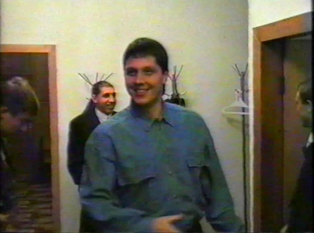 С. Блинов на дне рождения С. Исмайлова (Челентано), сентябрь 1995. Скриншот видео из архива