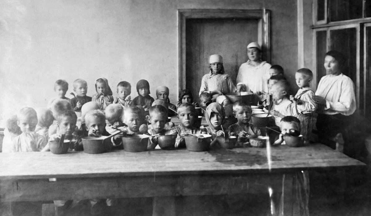 1922 год. Голодающих детей в Самарской губернии кормят обедом. Фото: РИА Новости