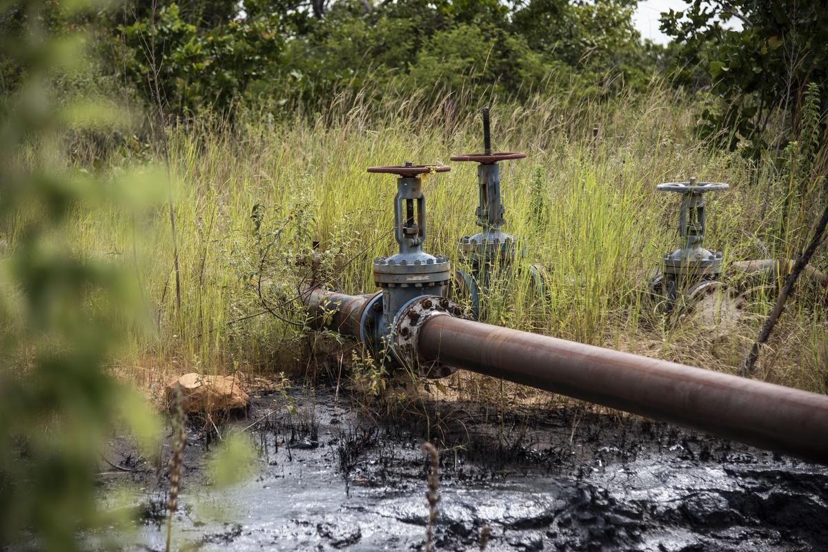 Утечка нефти из трубы на объекте Petroleos de Venezuela SA. Фото: Getty Images