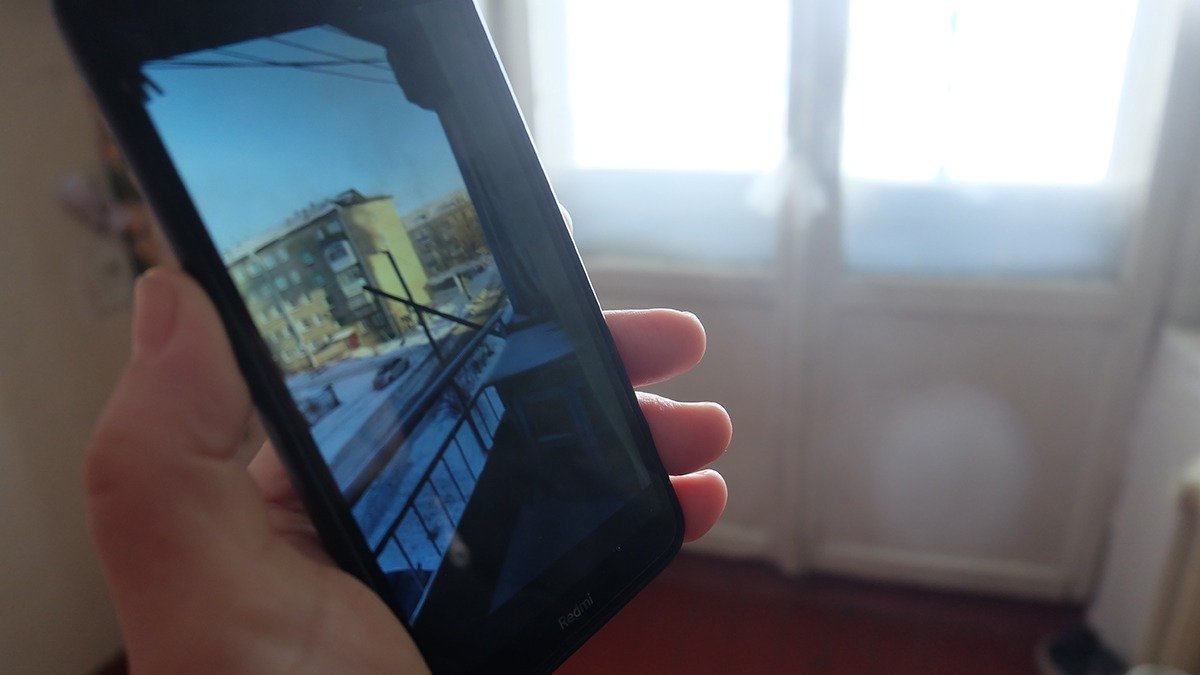 Копоть от кочегарки покрывает балконы и окна. Фото: Олег Тетерин, для «Новой газеты»
