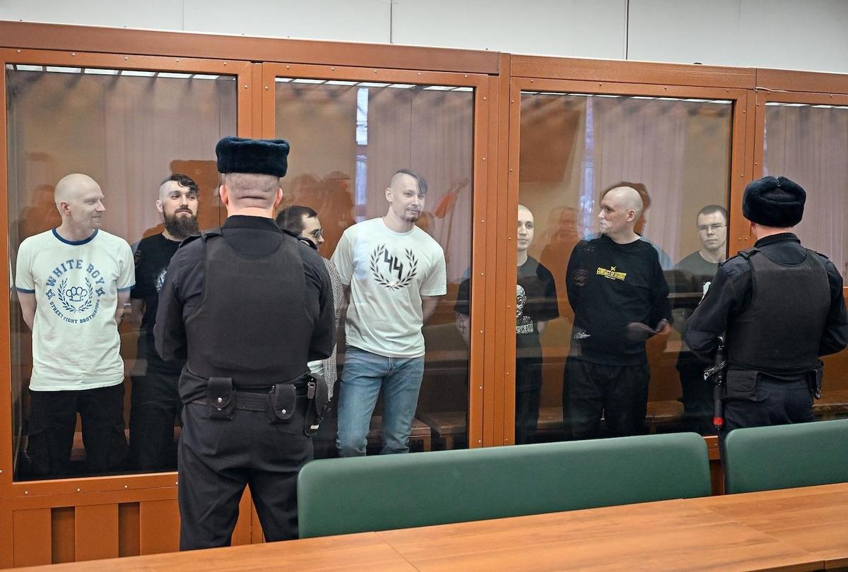 Оглашение приговора обвиняемым в подготовке покушения на Владимира Соловьева во 2-м Западном окружном военном суде. Крайний слева — Андрей Пронский. 19 декабря 2025 года. Фото: Антон Новодережкин / Коммерсантъ