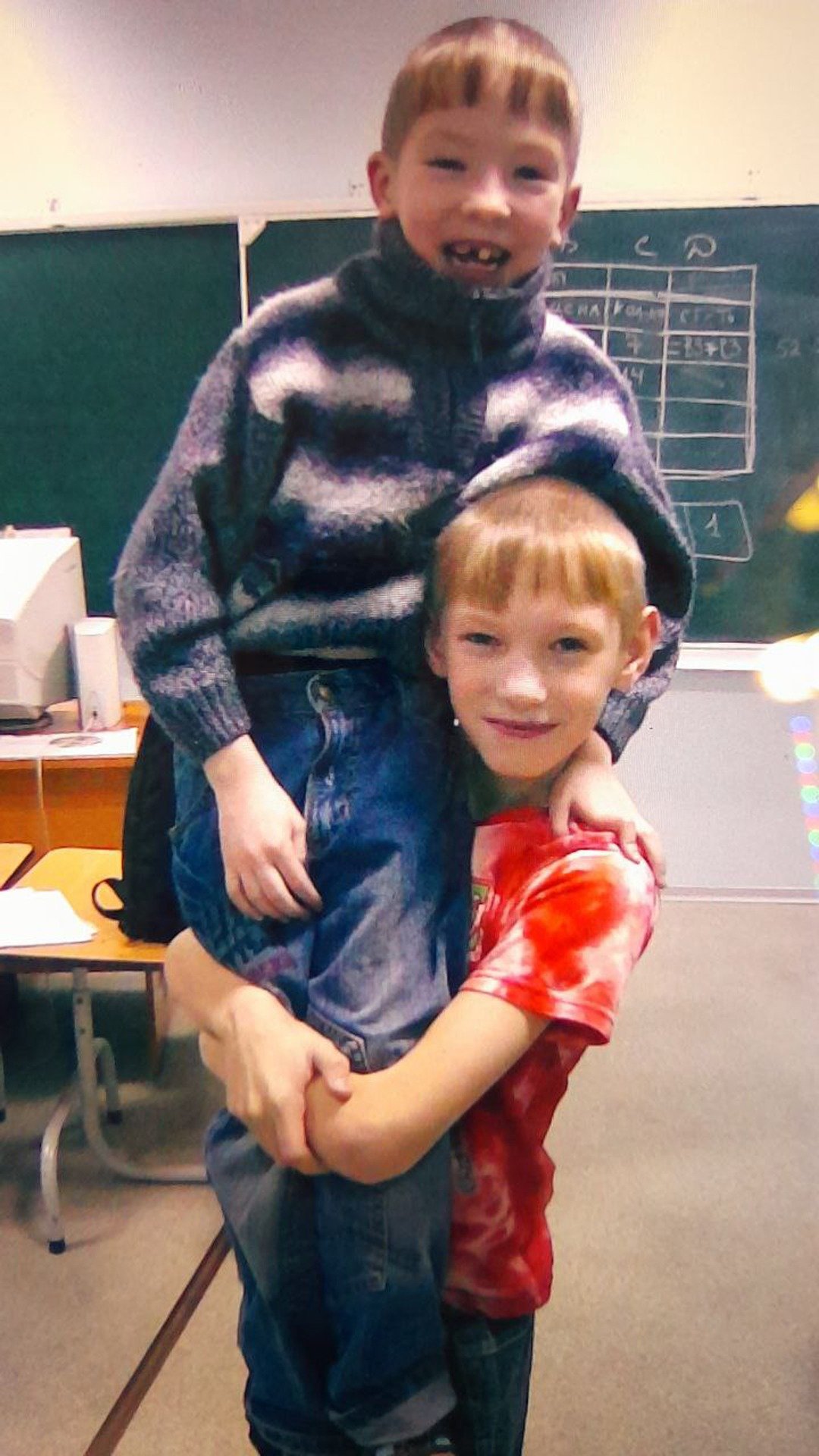 Детдомовцы. Женя (внизу) и Антон (он тоже на СВО, тоже о нем не было известий, по последним данным, жив). Фото: архив