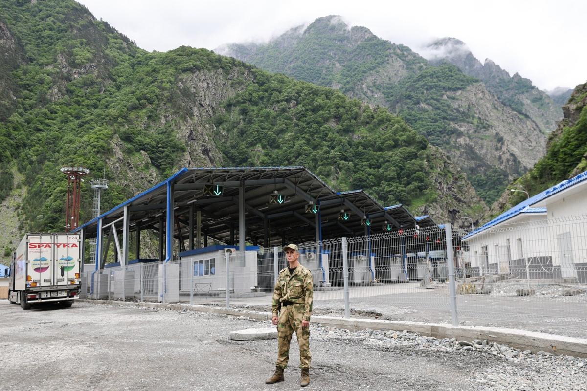 Пропускной пункт «Верхний Ларс» на российско-грузинской границе. Фото: Елена Афонина / ТАСС