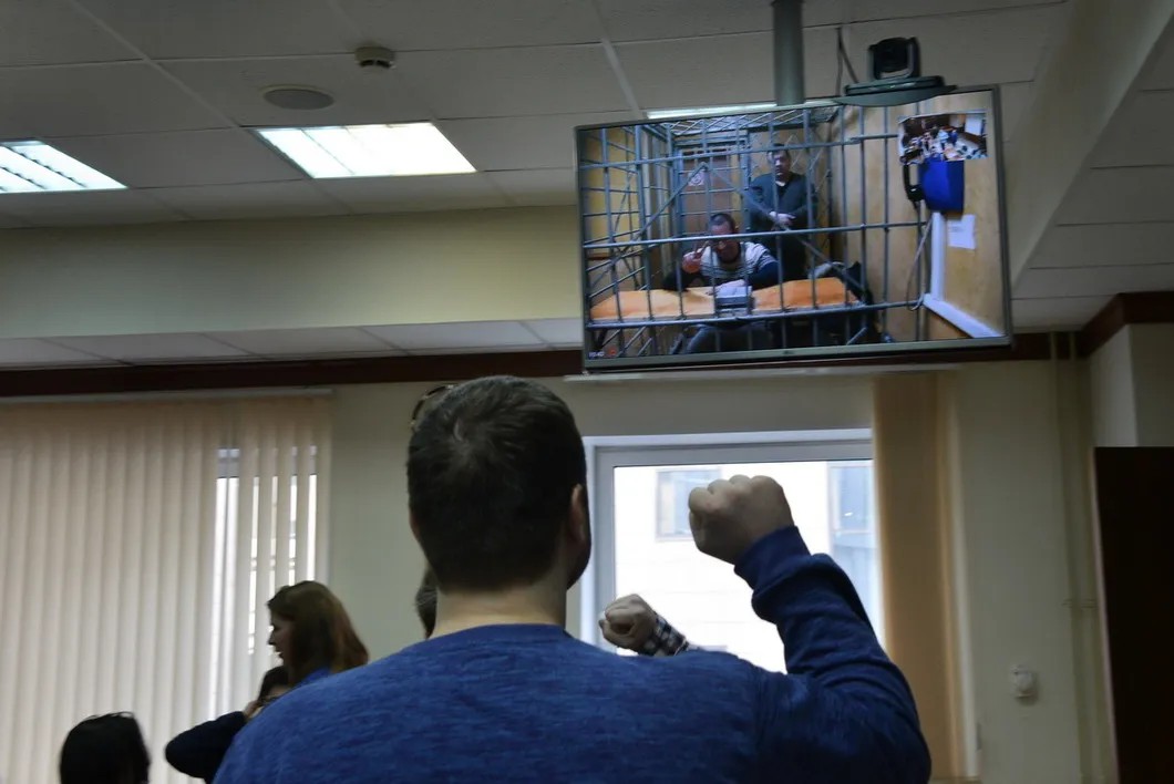 Заключенный на экране — Юрий Будюков. Фото: Виктория Одиссонова / «Новая»
