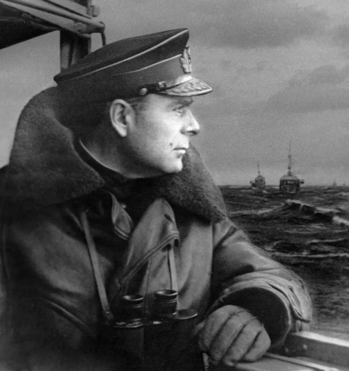 Адмирал Головко на мостике наблюдает за караваном кораблей. Фото: РИА Новости