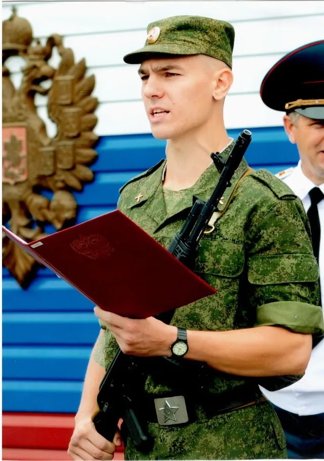 Дмитрий Пчелинцев приносит воинскую присягу в армии. Фото из семейного архива
