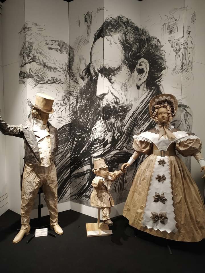 На выставке «Диккенс в русских зеркалах». Фото из соцсетей