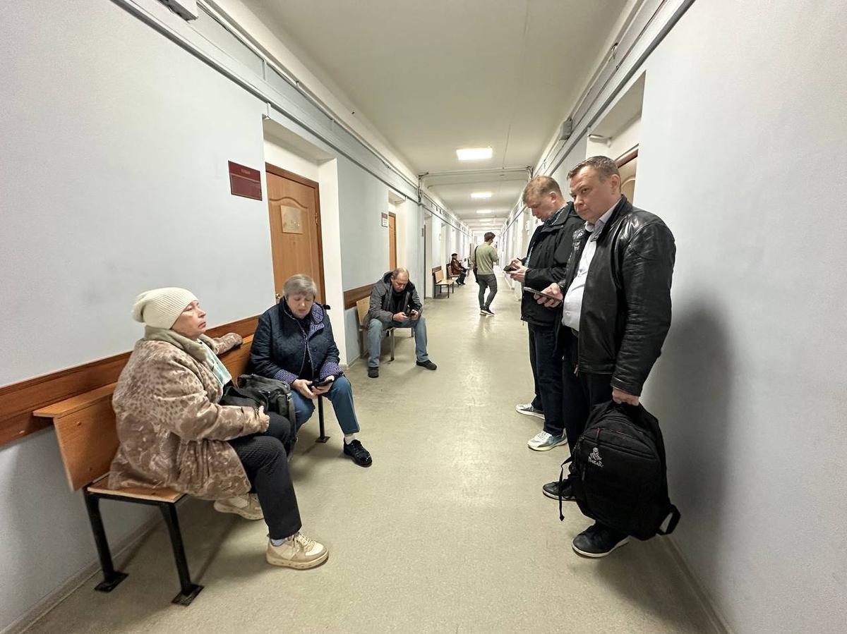 Перед заседанием Ленинского райсуда. Сидят тетя и мама Артема, его троюродный брат. Стоят Александр Солдатов (он читатель тгк, пришел поддержать Самсонова) и корреспонденты. Фото: Валерия Федоренко / «Новая газета»
