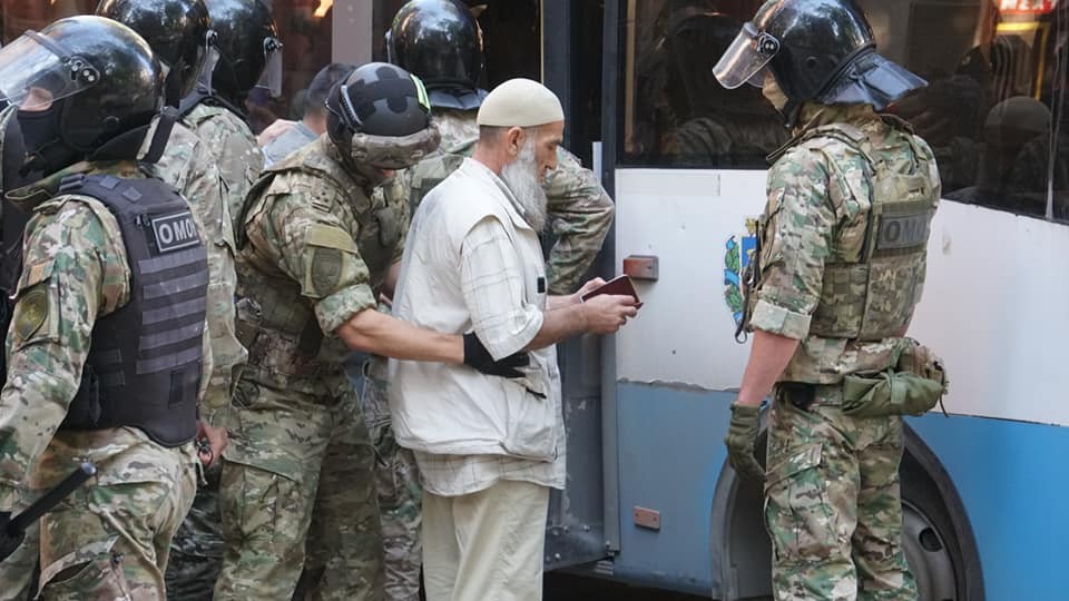 Задержания крымских татар на митинге у здания ФСБ в Симферополе. Фото из фейсбука «Крымской солидарности»