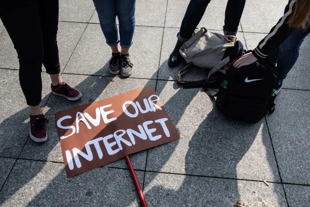 МИтинг против ограничений в интернете. Берлин. Фото: EPA