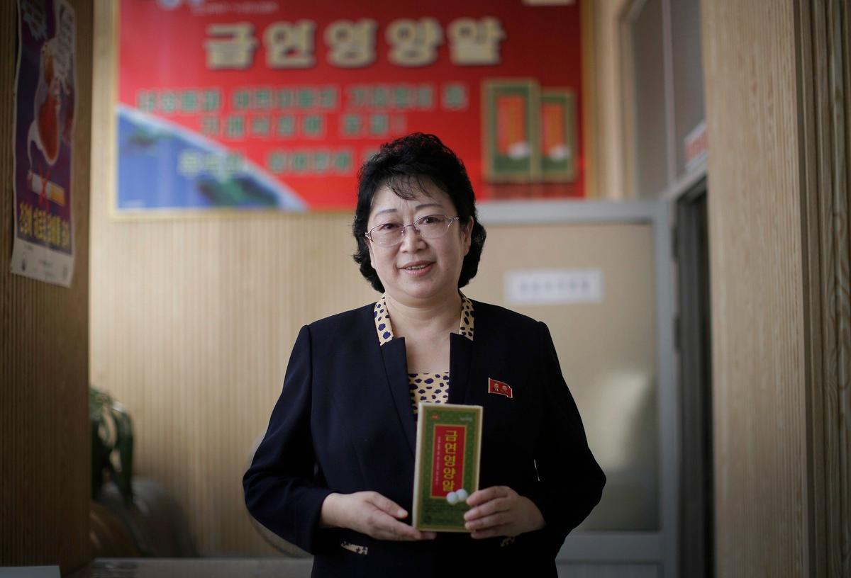 Реклама еще одного северокорейского БАДа. Фото: AP / TASS