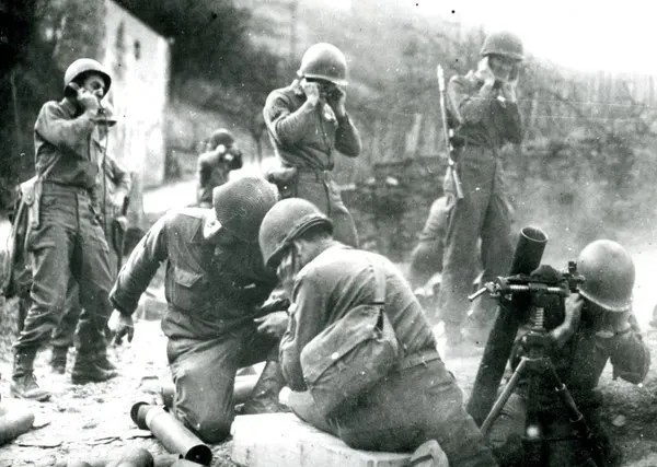 Американские солдаты обстреливают вражеские позиции в Арденнах, 1945 год. Фото: akg-images / EAST NEWS