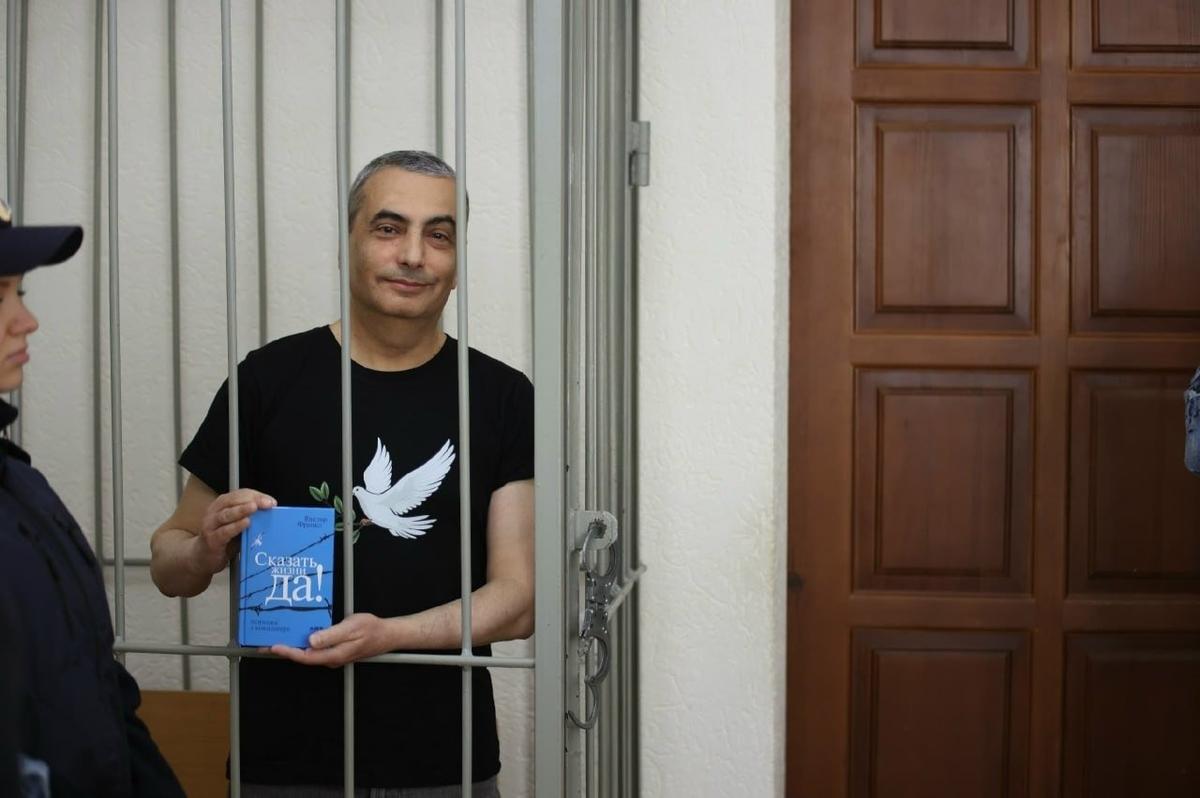 Лев Шлосберг с той самой книгой Франкла. Фото: Псковское «Яблоко»