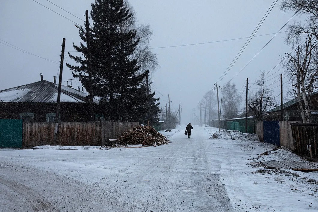 Склад горбыля на улице в Жигалове, Иркутская область. Фото: Влад Докшин / «Новая»