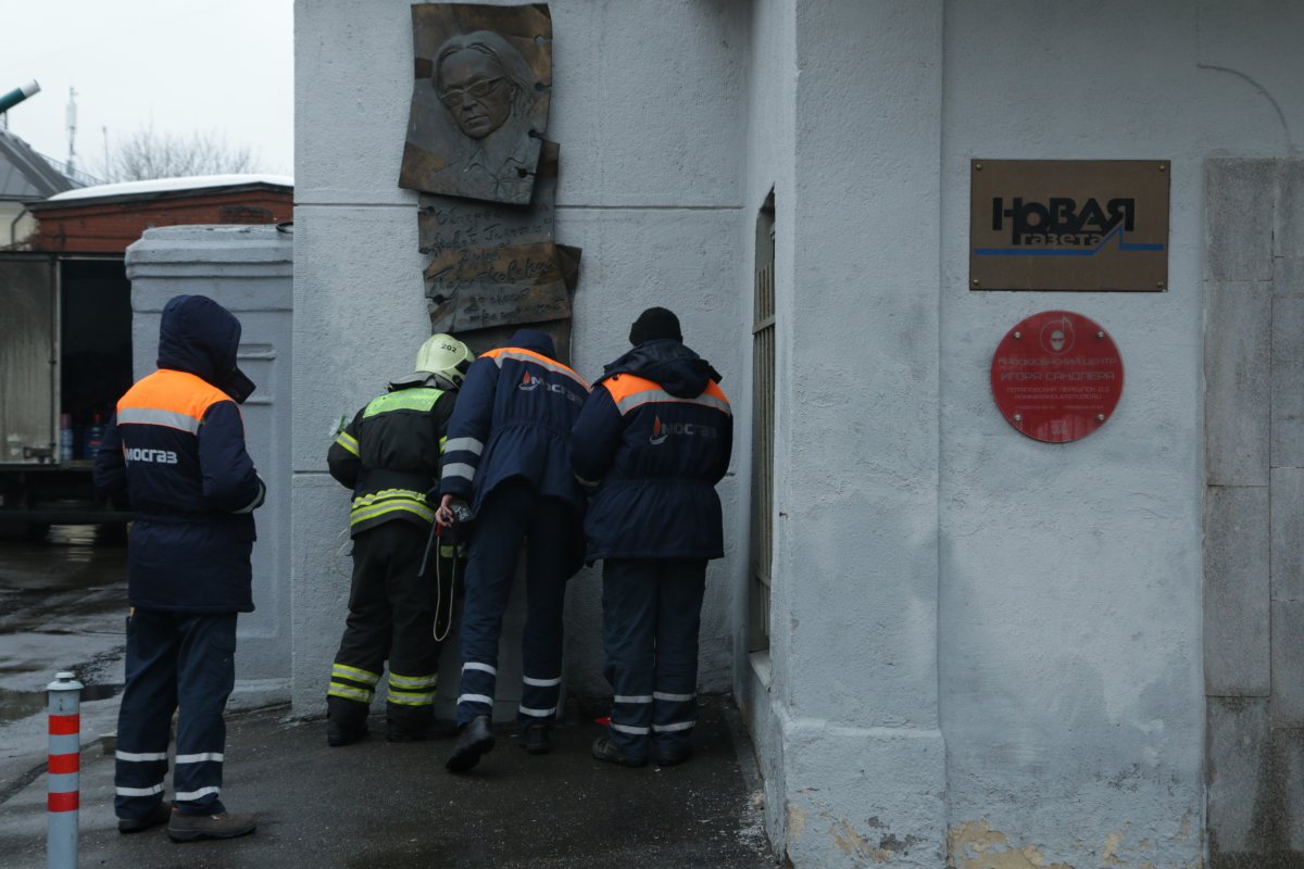 Горслужбы у здания рядом с местом отравления. Фото: Светлана Виданова / «Новая газета»