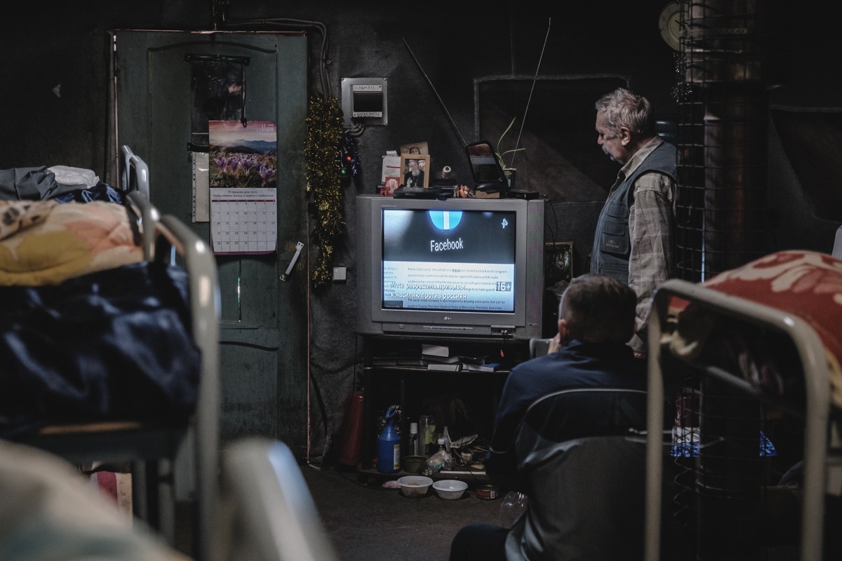 Жильцы приюта для бездомных смотрят телевизор. Фото: Артем Лешко / для «Новой‎»‎