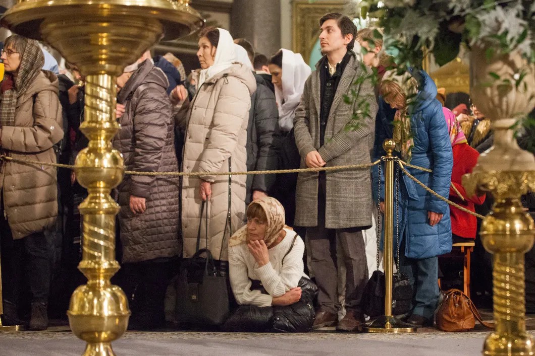 Верующие в Казанском соборе во время Рождественской службы. Фото: Елена Лукьянова / «Новая в Петербурге»