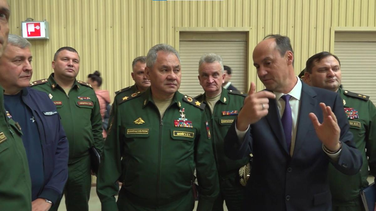 2023 год. Гаврилов (в гражданском) встречает Шойгу на Красмаше. Кадр видео Минобороны