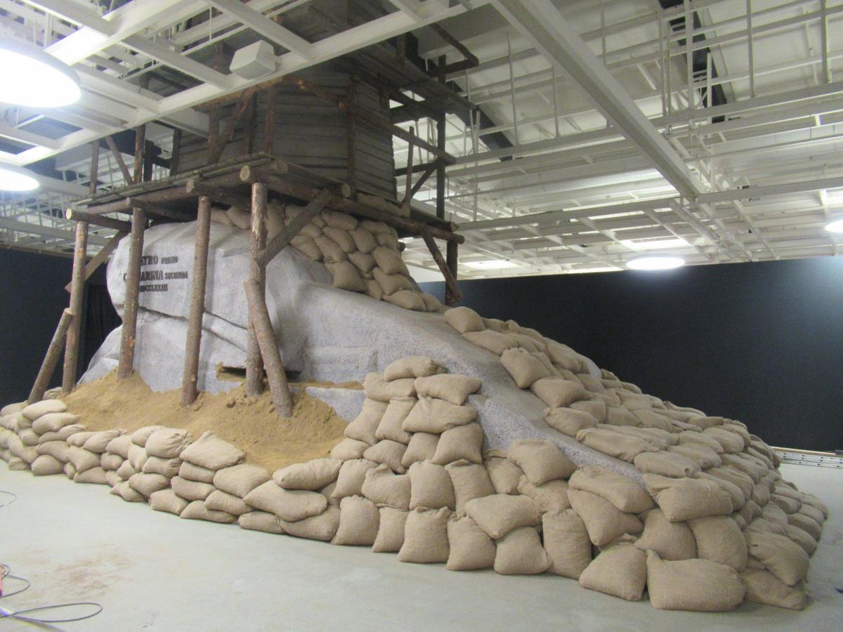 Постамент «Медного всадника», укрытый мешками с песком. Фото: Наталья Шкуренок