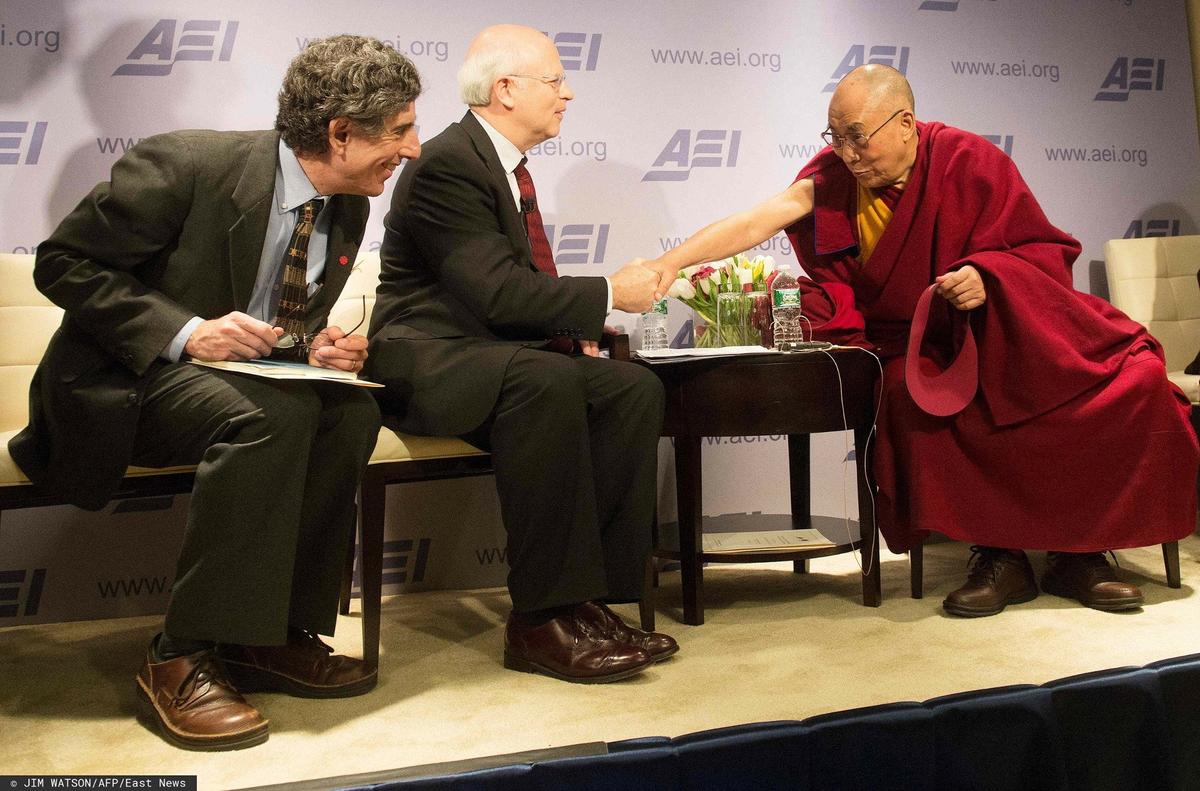 Далай-лама (справа) приветствует Дэниеля Канемана (в центре) и Ричарда Дэвидсона (слева) в Американском институте предпринимательства. Фото: JIM WATSON /AFP / East News