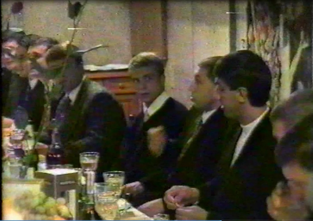 В центре справа налево А. Быков, С. Исмайлов, И. Еловский, В. Тельпяков, сентябрь 1995. Скриншот видео из архива