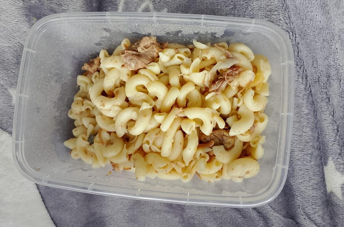 Стандартная порция еды в ПВР на семью из четырех человек. Фото: Татьяна Васильчук / «Новая газета»