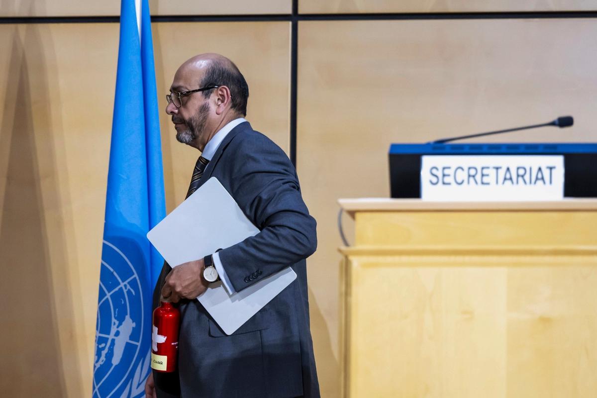 Луис Вайас Вальдивьесо, председатель переговорного комитета, после заседания Межправительственного переговорного комитета по проблеме пластикового загрязнения. Фото: AP / TASS