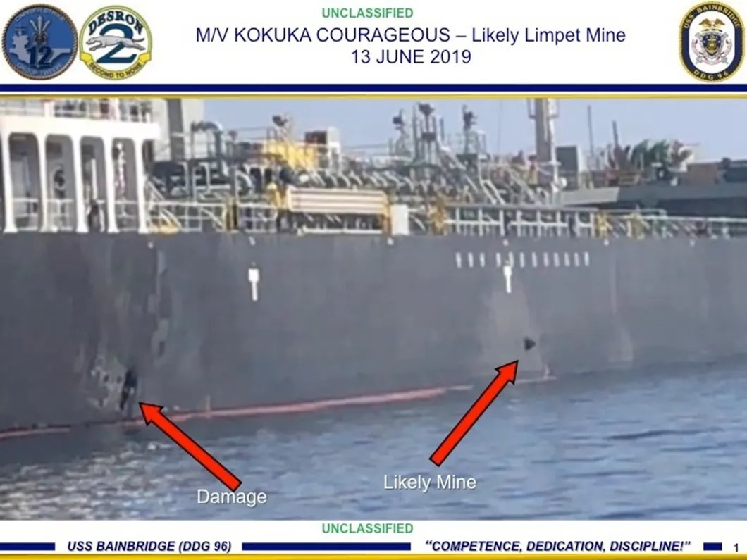 Скриншот с видеоосмотра борта танкера Kokuka Courageous. Слева след от подрыва, предположительно, мины. Справа — к борту прицеплена, предположительно, сама магнитная мина. Фото: EPA