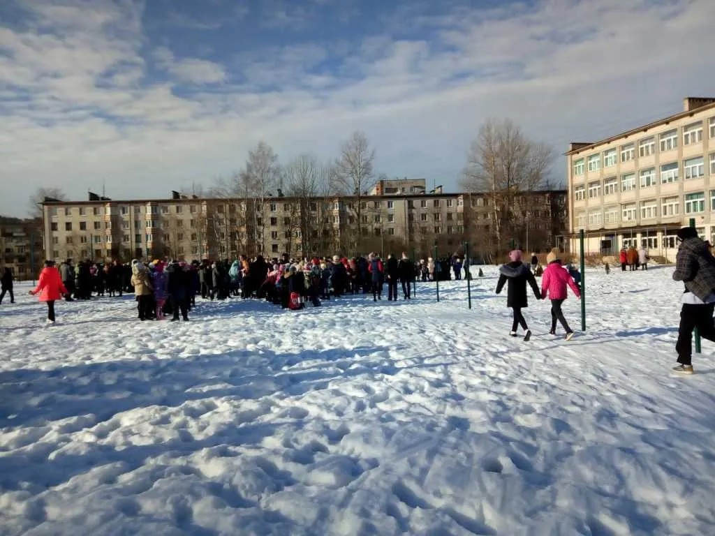 Эвакуация школы в Петербурге. Фото из соцсетей