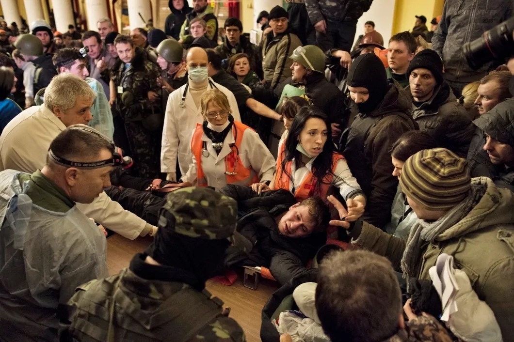 Раненый «титушка» в госпитале Майдана. Его не дали добить медики. Фото: Юрий Козырев/ «Новая газета»
